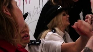 CFNM-betjente ved æreshullet